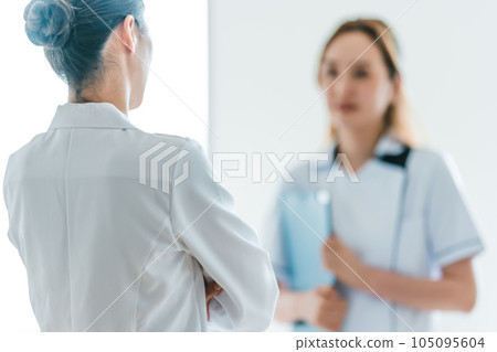 穿著白大褂工作的女人 105095604