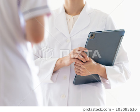 穿著白大褂工作的女人 穿著白大褂工作的女人 105095630