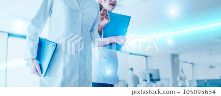 穿著白大褂工作的女人 穿著白大褂工作的女人 105095634