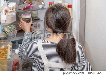 [A housewife takes out a pickled plum from the refrigerator] 105095659