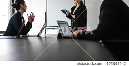 Business person giving a presentation in a conference room 105095942