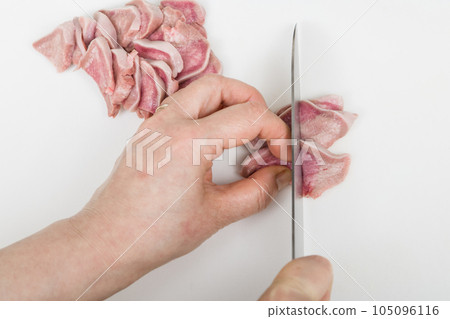 [家庭主婦用刀準備烤雞肉串豬舌] 105096116