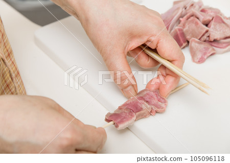 [Housewife skewering yakitori pork tongue] 105096118