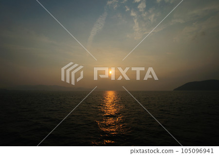 在海上日落 105096941