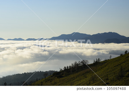 Lake Kussharo and the sea of clouds seen from Bihoro Pass 105097488