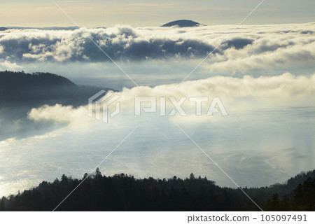 從美幌嶺看到的屈斜路湖和雲海 105097491