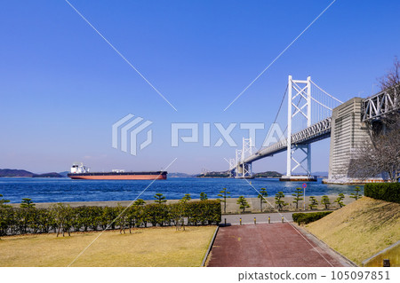 Large Tanker A ship crossing the Great Seto Bridge (Sakaide City, Kagawa Prefecture) 105097851