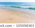 The drawing of the sun on sand beach with soft waves 105098363