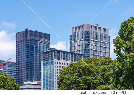 美麗的藍天和城市建築 美麗的藍天和城市建築 105099363