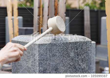 Visiting graves to honor ancestors 105099387