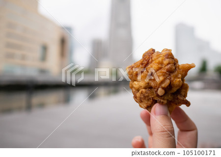Fried chicken to eat outdoors. Hot and delicious fried food. Fried chicken to eat outdoors. Hot and delicious fried food. 105100171
