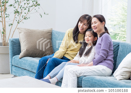 Family with a smile 105100188