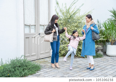 Family going out in winter clothes 105100238