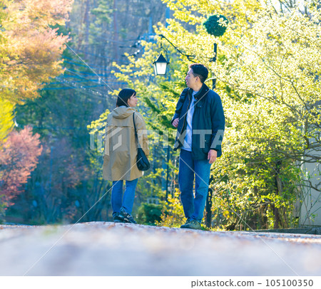 Going out Men and women in their 20s passing each other 105100350