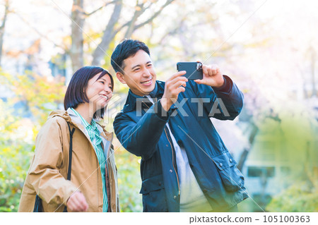 couple travel 105100363