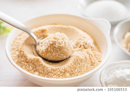 用勺子舀出軟化的紅糖 105100553