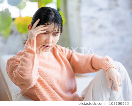 headache, migraine, female 105100933