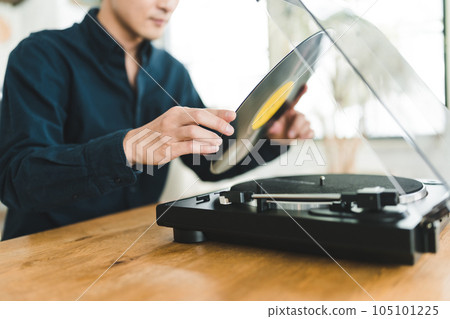 聽音樂唱片的男人 105101225