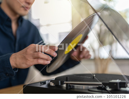 聽音樂唱片的男人 105101226