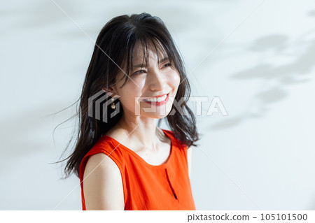 一名身穿紅色連衣裙的中年婦女 105101500