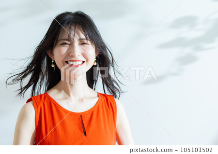 一名身穿紅色連衣裙的中年婦女 105101502