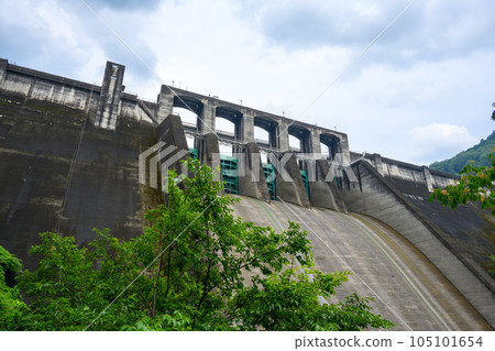 A dam that has been in use for many years and has finished its role after being replaced by a new dam 105101654