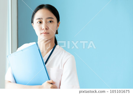 Young female medical worker 105101675