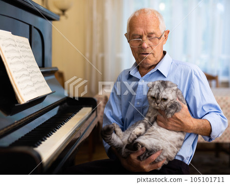 Photo of old pianist with cat 105101711