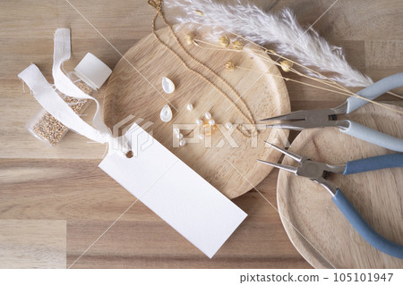 鉗子、珠子和標籤 鉗子、珠子和標籤 105101947