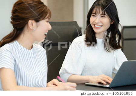 兩名婦女在會議室討論業務 兩名婦女在會議室討論業務 105101995