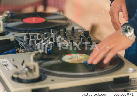 A man who operates a mixer 105103071