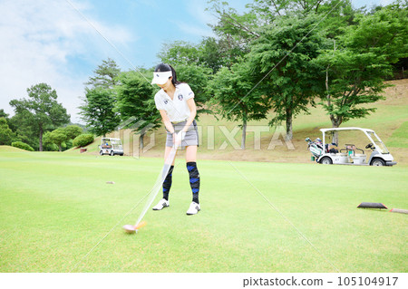 女子打高爾夫球 女子打高爾夫球 105104917