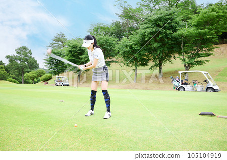 女子打高爾夫球 女子打高爾夫球 105104919