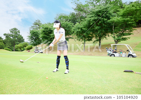 女子打高爾夫球 女子打高爾夫球 105104920