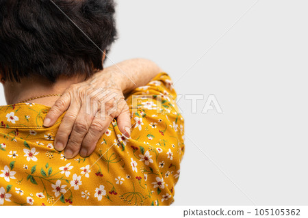 Sick senior woman with back neck and shoulders pain on the joint and muscle. Close-up of wrinkled hands rubbing their neck-collar area, osteoarthritis, neurological diseases. Medicine concept Sick senior woman with back neck and shoulders pain on the joint and muscle. Close-up of wrinkled hands rubbing their neck-collar area, osteoarthritis, neurological diseases. Medicine concept 105105362