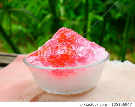 Summer image strawberry shaved ice Summer image strawberry shaved ice 105106947