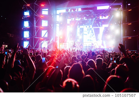 Use advanced mobile recording, fun concerts and beautiful lighting, Candid image of crowd at rock. 105107507