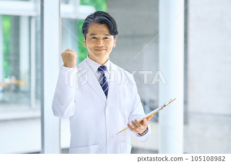 穿著白大褂的微笑醫生在醫院 穿著白大褂的微笑醫生在醫院 105108982