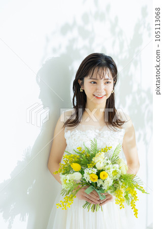  Bride with a bouquet 105113068