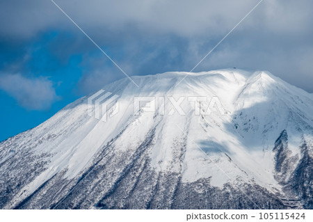 Snow scene of Daisen (from Hoki Town) 105115424
