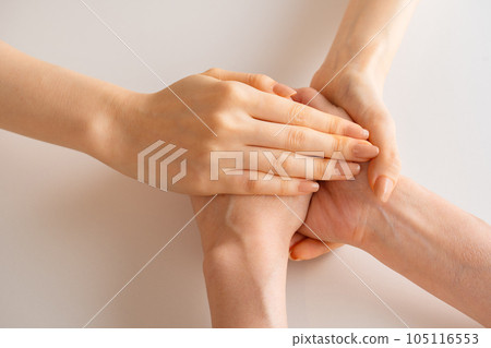 一個女人握著她的手把它包起來 105116553