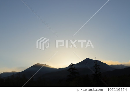 沐浴在朝霞中的北海道山脈 105116554