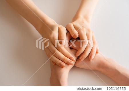 一個女人握著她的手把它包起來 105116555