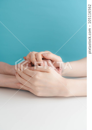 clasping hands 105116562