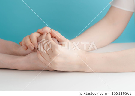 緊握雙手 105116565