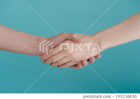 女性的手握手 女性的手握手 105116630