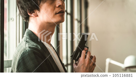 一個男人拿著槍 105116881
