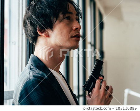 A man with a gun 105116889