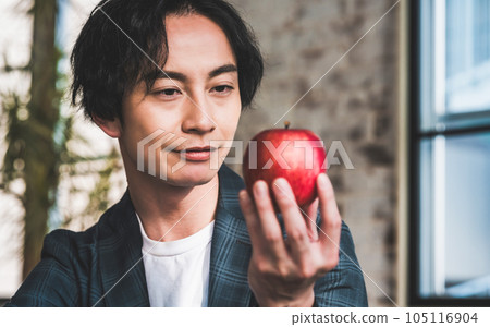 一個三十多歲的男人有一個蘋果 105116904