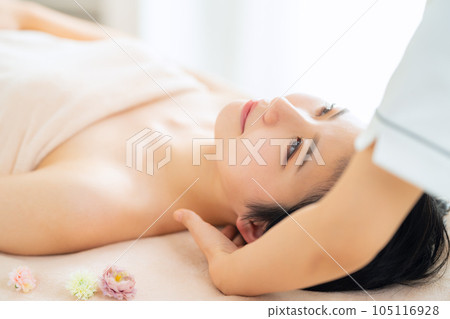 一位年輕女子在美容沙龍接受美容治療 一位年輕女子在美容沙龍接受美容治療 105116928